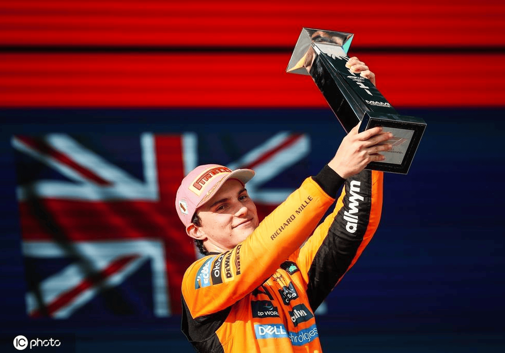 梅赛德斯险胜阿斯顿马丁，皮亚斯特里点燃赛场